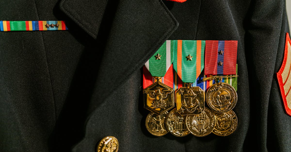 découvrez la hiérarchie des grades militaires, leurs significations et les distinctions entre les différentes forces armées.