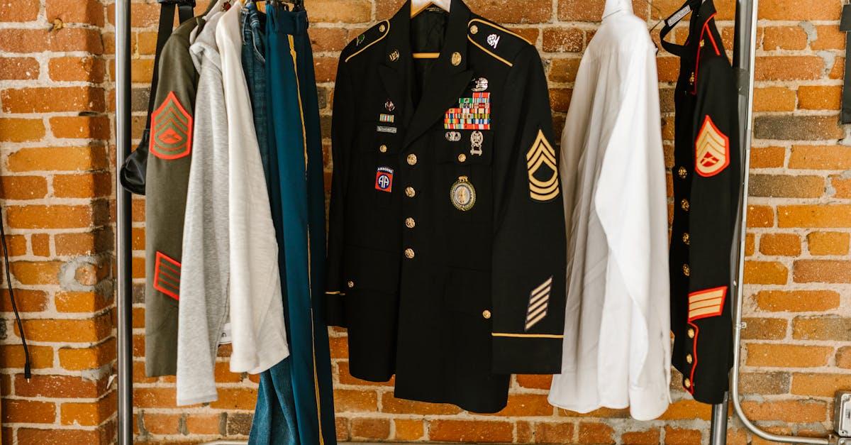 découvrez les différents grades militaires, leur signification et leur hiérarchie dans les forces armées.