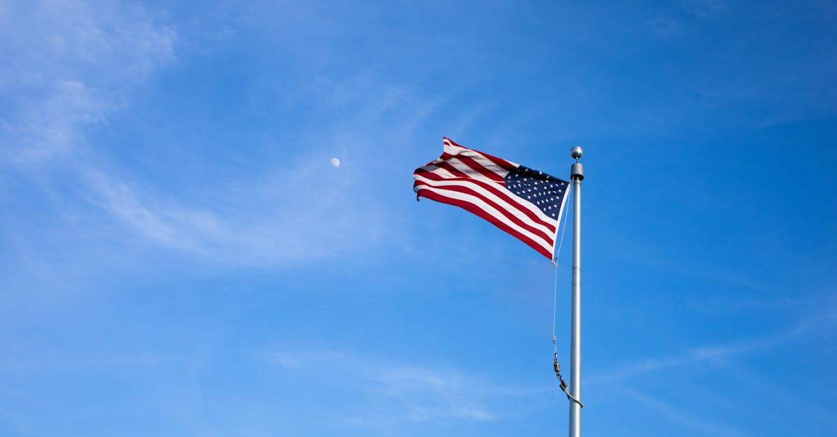 découvrez le drapeau lunaire, symbole emblématique de l'exploration spatiale et de la conquête de la lune.