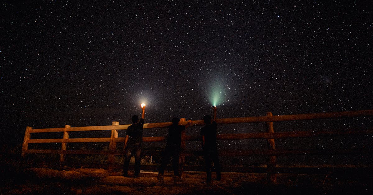 découvrez les théories et les mystères entourant l'origine de l'univers, de ses débuts cosmiques à l'évolution des galaxies.