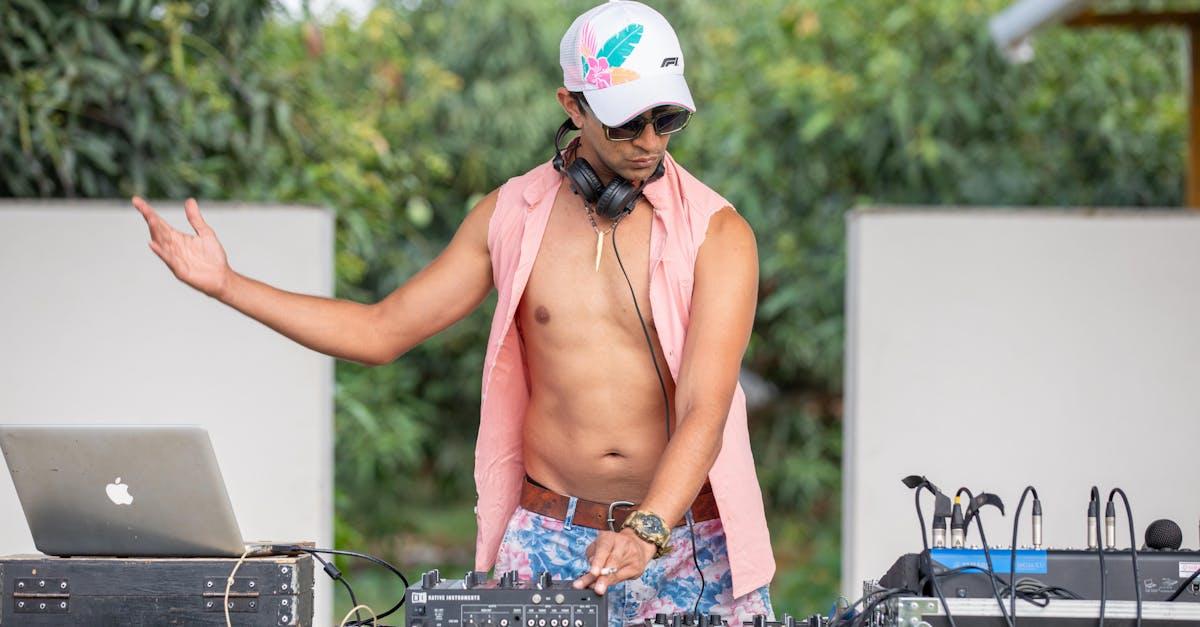 découvrez les principes fondamentaux de la charia, la loi islamique qui guide la vie religieuse, sociale et juridique des musulmans à travers le monde.