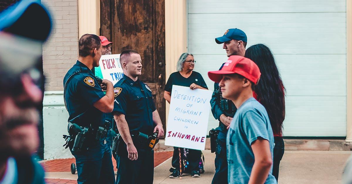 découvrez le rôle et l'impact des femmes en politique française, leur parcours, leurs défis et leurs contributions au changement sociopolitique.